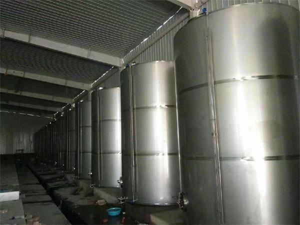 天津酒厂设备回收，天津啤酒设备回收，酒厂储罐回收